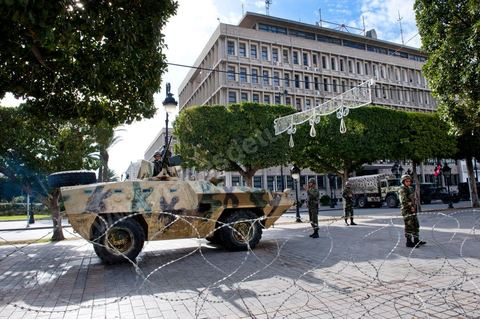 The Tunisian army and soldiers in front of the Ministry of the Interior on Habib Bourguiba Avenue in Tunis