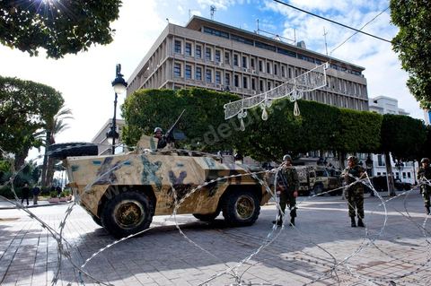 The Tunisian army and soldiers in front of the Ministry of the Interior on Habib Bourguiba Avenue in Tunis