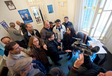 Au siège du parti du Mouvement Ettajdid tenu par Ahmed Brahim ex opposant à Ben Ali, seul véritable candidat opposant aux élections présidentielles de 2009 et nommé hier soir Ministre de l'Enseignement dans le nouveau gouvernement . Ambiance au coeur de l'incertitude des militants avec la démission annoncée des ministres de l'UGGT. 