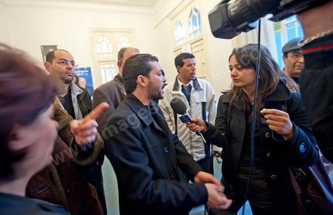 Au siège du parti du Mouvement Ettajdid tenu par Ahmed Brahim ex opposant à Ben Ali, seul véritable candidat opposant aux élections présidentielles de 2009 et nommé hier soir Ministre de l'Enseignement dans le nouveau gouvernement . Ambiance au coeur de l'incertitude des militants avec la démission annoncée des ministres de l'UGGT. 