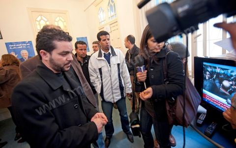 Au siège du parti du Mouvement Ettajdid tenu par Ahmed Brahim ex opposant à Ben Ali, seul véritable candidat opposant aux élections présidentielles de 2009 et nommé hier soir Ministre de l'Enseignement dans le nouveau gouvernement . Ambiance au coeur de l'incertitude des militants avec la démission annoncée des ministres de l'UGGT. 