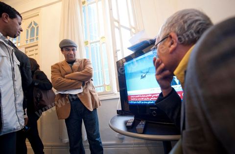 Au siège du parti du Mouvement Ettajdid tenu par Ahmed Brahim ex opposant à Ben Ali, seul véritable candidat opposant aux élections présidentielles de 2009 et nommé hier soir Ministre de l'Enseignement dans le nouveau gouvernement . Ambiance au coeur de l'incertitude des militants avec la démission annoncée des ministres de l'UGGT. 