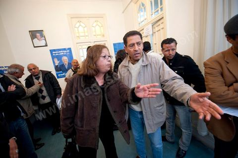 Au siège du parti du Mouvement Ettajdid tenu par Ahmed Brahim ex opposant à Ben Ali, seul véritable candidat opposant aux élections présidentielles de 2009 et nommé hier soir Ministre de l'Enseignement dans le nouveau gouvernement . Ambiance au coeur de l'incertitude des militants avec la démission annoncée des ministres de l'UGGT. 
