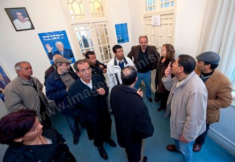 Au siège du parti du Mouvement Ettajdid tenu par Ahmed Brahim ex opposant à Ben Ali, seul véritable candidat opposant aux élections présidentielles de 2009 et nommé hier soir Ministre de l'Enseignement dans le nouveau gouvernement . Ambiance au coeur de l'incertitude des militants avec la démission annoncée des ministres de l'UGGT. 