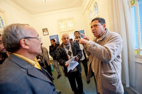 Au siège du parti du Mouvement Ettajdid tenu par Ahmed Brahim ex opposant à Ben Ali, seul véritable candidat opposant aux élections présidentielles de 2009 et nommé hier soir Ministre de l'Enseignement dans le nouveau gouvernement . Ambiance au coeur de l'incertitude des militants avec la démission annoncée des ministres de l'UGGT. 