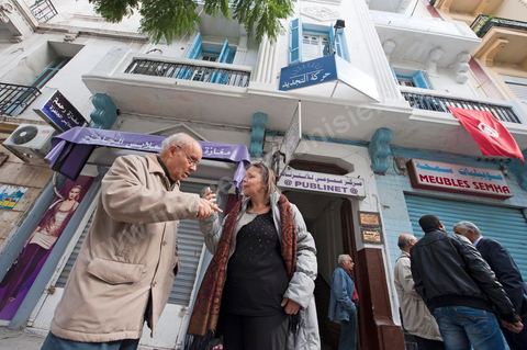 Au siège du parti du Mouvement Ettajdid tenu par Ahmed Brahim ex opposant à Ben Ali, seul véritable candidat opposant aux élections présidentielles de 2009 et nommé hier soir Ministre de l'Enseignement dans le nouveau gouvernement . Ambiance au coeur de l'incertitude des militants avec la démission annoncée des ministres de l'UGGT. 