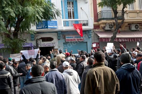 Au siège du parti du Mouvement Ettajdid tenu par Ahmed Brahim ex opposant à Ben Ali, seul véritable candidat opposant aux élections présidentielles de 2009 et nommé hier soir Ministre de l'Enseignement dans le nouveau gouvernement . Manifestation populaire devant le siège du parti du Mouvement Ettajdid dénonçant et rejetant le gourvenement proposé et demandant le retrait du RCD.