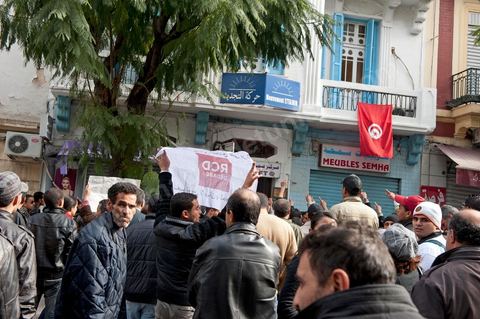Au siège du parti du Mouvement Ettajdid tenu par Ahmed Brahim ex opposant à Ben Ali, seul véritable candidat opposant aux élections présidentielles de 2009 et nommé hier soir Ministre de l'Enseignement dans le nouveau gouvernement . Ambiance au coeur de l'incertitude des militants avec la démission annoncée des ministres de l'UGGT. Suivi ensuite par photos de manifestations devant la porte du même parti manifestation du peuple demandant "RCD dégage".