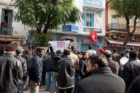Au siège du parti du Mouvement Ettajdid tenu par Ahmed Brahim ex opposant à Ben Ali, seul véritable candidat opposant aux élections présidentielles de 2009 et nommé hier soir Ministre de l'Enseignement dans le nouveau gouvernement . Ambiance au coeur de l'incertitude des militants avec la démission annoncée des ministres de l'UGGT. Suivi ensuite par photos de manifestations devant la porte du même parti manifestation du peuple demandant "RCD dégage".