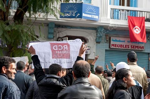 Au siège du parti du Mouvement Ettajdid tenu par Ahmed Brahim ex opposant à Ben Ali, seul véritable candidat opposant aux élections présidentielles de 2009 et nommé hier soir Ministre de l'Enseignement dans le nouveau gouvernement . Ambiance au coeur de l'incertitude des militants avec la démission annoncée des ministres de l'UGGT. Suivi ensuite par photos de manifestations devant la porte du même parti manifestation du peuple demandant "RCD dégage".