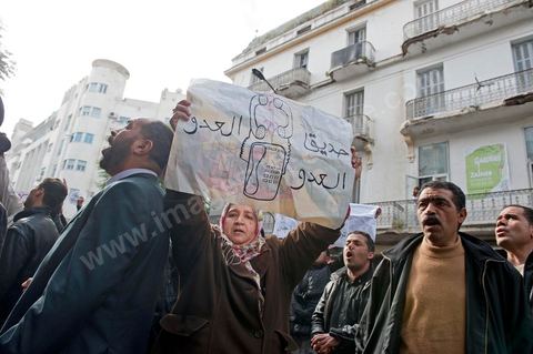 Au siège du parti du Mouvement Ettajdid tenu par Ahmed Brahim ex opposant à Ben Ali, seul véritable candidat opposant aux élections présidentielles de 2009 et nommé hier soir Ministre de l'Enseignement dans le nouveau gouvernement . Ambiance au coeur de l'incertitude des militants avec la démission annoncée des ministres de l'UGGT. Suivi ensuite par photos de manifestations devant la porte du même parti manifestation du peuple demandant "RCD dégage".