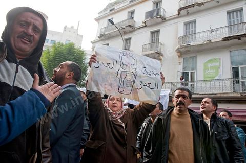 Au siège du parti du Mouvement Ettajdid tenu par Ahmed Brahim ex opposant à Ben Ali, seul véritable candidat opposant aux élections présidentielles de 2009 et nommé hier soir Ministre de l'Enseignement dans le nouveau gouvernement . Ambiance au coeur de l'incertitude des militants avec la démission annoncée des ministres de l'UGGT. Suivi ensuite par photos de manifestations devant la porte du même parti manifestation du peuple demandant "RCD dégage".