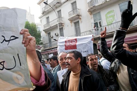 Au siège du parti du Mouvement Ettajdid tenu par Ahmed Brahim ex opposant à Ben Ali, seul véritable candidat opposant aux élections présidentielles de 2009 et nommé hier soir Ministre de l'Enseignement dans le nouveau gouvernement . Ambiance au coeur de l'incertitude des militants avec la démission annoncée des ministres de l'UGGT. Suivi ensuite par photos de manifestations devant la porte du même parti manifestation du peuple demandant "RCD dégage".
