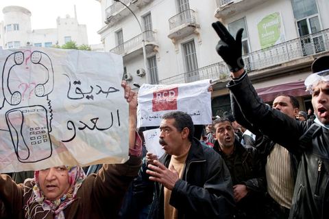 Au siège du parti du Mouvement Ettajdid tenu par Ahmed Brahim ex opposant à Ben Ali, seul véritable candidat opposant aux élections présidentielles de 2009 et nommé hier soir Ministre de l'Enseignement dans le nouveau gouvernement . Ambiance au coeur de l'incertitude des militants avec la démission annoncée des ministres de l'UGGT. Suivi ensuite par photos de manifestations devant la porte du même parti manifestation du peuple demandant "RCD dégage".