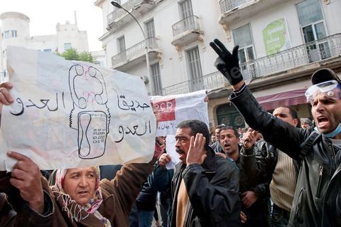 Au siège du parti du Mouvement Ettajdid tenu par Ahmed Brahim ex opposant à Ben Ali, seul véritable candidat opposant aux élections présidentielles de 2009 et nommé hier soir Ministre de l'Enseignement dans le nouveau gouvernement . Ambiance au coeur de l'incertitude des militants avec la démission annoncée des ministres de l'UGGT. Suivi ensuite par photos de manifestations devant la porte du même parti manifestation du peuple demandant "RCD dégage".