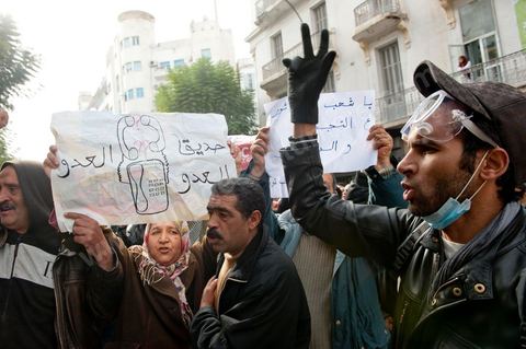 Au siège du parti du Mouvement Ettajdid tenu par Ahmed Brahim ex opposant à Ben Ali, seul véritable candidat opposant aux élections présidentielles de 2009 et nommé hier soir Ministre de l'Enseignement dans le nouveau gouvernement . Ambiance au coeur de l'incertitude des militants avec la démission annoncée des ministres de l'UGGT. Suivi ensuite par photos de manifestations devant la porte du même parti manifestation du peuple demandant "RCD dégage".