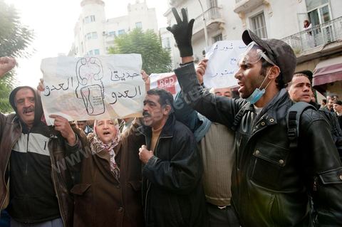 Au siège du parti du Mouvement Ettajdid tenu par Ahmed Brahim ex opposant à Ben Ali, seul véritable candidat opposant aux élections présidentielles de 2009 et nommé hier soir Ministre de l'Enseignement dans le nouveau gouvernement . Ambiance au coeur de l'incertitude des militants avec la démission annoncée des ministres de l'UGGT. Suivi ensuite par photos de manifestations devant la porte du même parti manifestation du peuple demandant "RCD dégage".