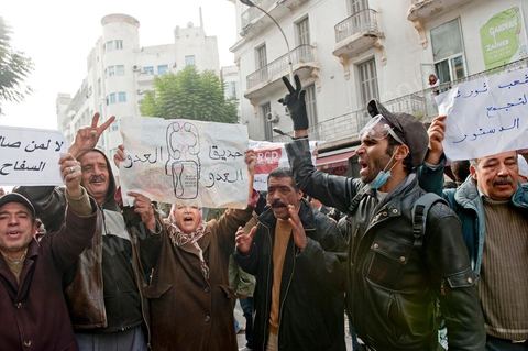 Au siège du parti du Mouvement Ettajdid tenu par Ahmed Brahim ex opposant à Ben Ali, seul véritable candidat opposant aux élections présidentielles de 2009 et nommé hier soir Ministre de l'Enseignement dans le nouveau gouvernement . Ambiance au coeur de l'incertitude des militants avec la démission annoncée des ministres de l'UGGT. Suivi ensuite par photos de manifestations devant la porte du même parti manifestation du peuple demandant "RCD dégage".