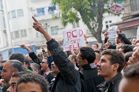 Au siège du parti du Mouvement Ettajdid tenu par Ahmed Brahim ex opposant à Ben Ali, seul véritable candidat opposant aux élections présidentielles de 2009 et nommé hier soir Ministre de l'Enseignement dans le nouveau gouvernement . Ambiance au coeur de l'incertitude des militants avec la démission annoncée des ministres de l'UGGT. Suivi ensuite par photos de manifestations devant la porte du même parti manifestation du peuple demandant "RCD dégage".