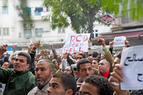 Au siège du parti du Mouvement Ettajdid tenu par Ahmed Brahim ex opposant à Ben Ali, seul véritable candidat opposant aux élections présidentielles de 2009 et nommé hier soir Ministre de l'Enseignement dans le nouveau gouvernement . Ambiance au coeur de l'incertitude des militants avec la démission annoncée des ministres de l'UGGT. Suivi ensuite par photos de manifestations devant la porte du même parti manifestation du peuple demandant "RCD dégage".