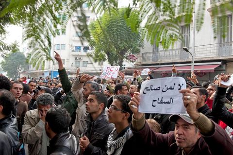 Au siège du parti du Mouvement Ettajdid tenu par Ahmed Brahim ex opposant à Ben Ali, seul véritable candidat opposant aux élections présidentielles de 2009 et nommé hier soir Ministre de l'Enseignement dans le nouveau gouvernement . Ambiance au coeur de l'incertitude des militants avec la démission annoncée des ministres de l'UGGT. Suivi ensuite par photos de manifestations devant la porte du même parti manifestation du peuple demandant "RCD dégage".