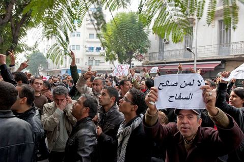 Au siège du parti du Mouvement Ettajdid tenu par Ahmed Brahim ex opposant à Ben Ali, seul véritable candidat opposant aux élections présidentielles de 2009 et nommé hier soir Ministre de l'Enseignement dans le nouveau gouvernement . Ambiance au coeur de l'incertitude des militants avec la démission annoncée des ministres de l'UGGT. Suivi ensuite par photos de manifestations devant la porte du même parti manifestation du peuple demandant "RCD dégage".