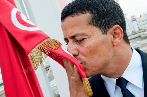 Le capitaine Mohamed Ben Kilani, jeune pilote de la compagnie aérienne Tunisiair. Dévenu héros national lorsque le vendredi après midi, alors que le gouvernement de Ben Ali tombe, il refuse d'embarquer et de faire décoller l'avion lorsque des membres de la famille Trabelsi tente de s'enfuir dans son avion vers la France."J'ai revu les images des événements de ces derniers jours en Tunisie et j'ai décidé de ne pas participer à cette expédition de criminels. Si je ramène cette famille, je serais un traitre pour ton ma vie" a pensé le Capitaine Mohamed Ben Kilani en apprenant l'arrivée dans son avion de certains membres de la famille Trabelsi.