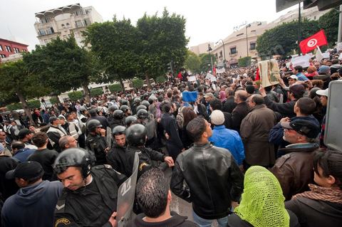 Journée du 19/01/2011 :; Manifestaition contre le RCD pour la démission des ministres de l'ancien régime sur l'avenue Habib Bourguiba à Tunis