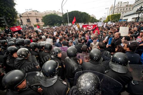 Journée du 19/01/2011 :; Manifestaition contre le RCD pour la démission des ministres de l'ancien régime sur l'avenue Habib Bourguiba à Tunis