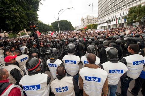 Journée du 19/01/2011 :; Manifestaition contre le RCD pour la démission des ministres de l'ancien régime sur l'avenue Habib Bourguiba à Tunis