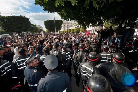 Journée du 19/01/2011 :; Manifestaition contre le RCD pour la démission des ministres de l'ancien régime sur l'avenue Habib Bourguiba à Tunis