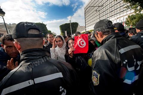 Journée du 19/01/2011 :; Manifestaition contre le RCD pour la démission des ministres de l'ancien régime sur l'avenue Habib Bourguiba à Tunis