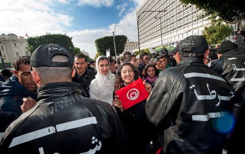 Journée du 19/01/2011 :; Manifestaition contre le RCD pour la démission des ministres de l'ancien régime sur l'avenue Habib Bourguiba à Tunis