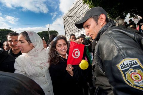 Journée du 19/01/2011 :; Manifestaition contre le RCD pour la démission des ministres de l'ancien régime sur l'avenue Habib Bourguiba à Tunis
