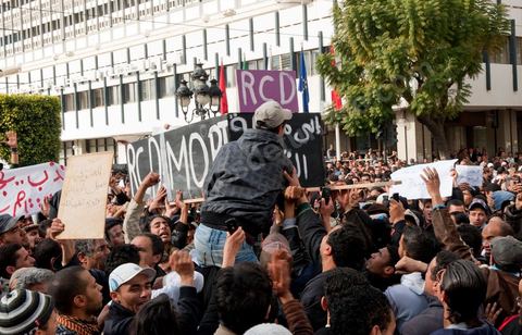 Journée du 19/01/2011 :; Manifestaition contre le RCD pour la démission des ministres de l'ancien régime sur l'avenue Habib Bourguiba à Tunis