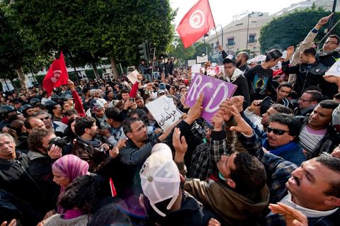Journée du 19/01/2011 :; Manifestaition contre le RCD pour la démission des ministres de l'ancien régime sur l'avenue Habib Bourguiba à Tunis