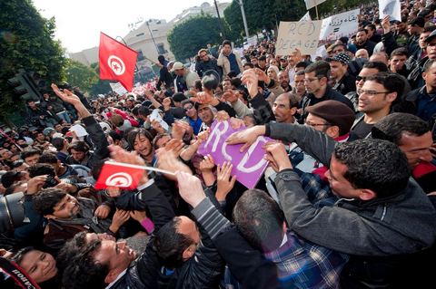 Journée du 19/01/2011 :; Manifestaition contre le RCD pour la démission des ministres de l'ancien régime sur l'avenue Habib Bourguiba à Tunis