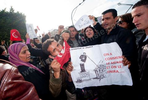 Journée du 19/01/2011 :; Manifestaition contre le RCD pour la démission des ministres de l'ancien régime sur l'avenue Habib Bourguiba à Tunis