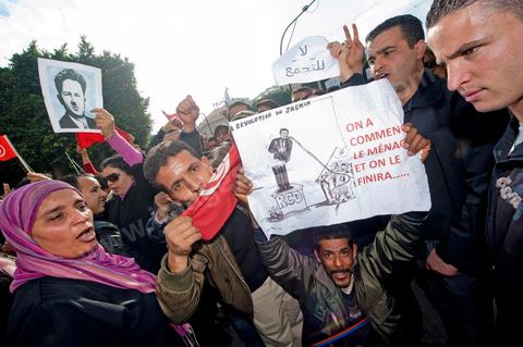Journée du 19/01/2011 :; Manifestaition contre le RCD pour la démission des ministres de l'ancien régime sur l'avenue Habib Bourguiba à Tunis