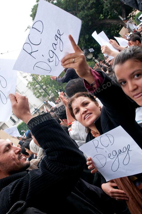 Journée du 19/01/2011 :; Manifestaition contre le RCD pour la démission des ministres de l'ancien régime sur l'avenue Habib Bourguiba à Tunis