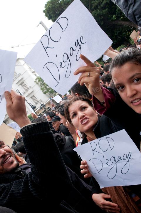 Journée du 19/01/2011 :; Manifestaition contre le RCD pour la démission des ministres de l'ancien régime sur l'avenue Habib Bourguiba à Tunis