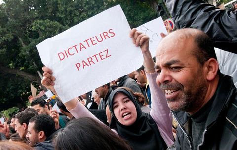 Journée du 19/01/2011 :; Manifestaition contre le RCD pour la démission des ministres de l'ancien régime sur l'avenue Habib Bourguiba à Tunis