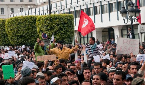 Journée du 19/01/2011 :; Manifestaition contre le RCD pour la démission des ministres de l'ancien régime sur l'avenue Habib Bourguiba à Tunis