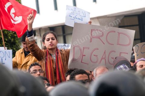 Journée du 19/01/2011 :; Manifestaition contre le RCD pour la démission des ministres de l'ancien régime sur l'avenue Habib Bourguiba à Tunis