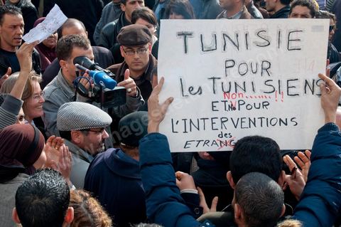 Journée du 19/01/2011 :; Manifestaition contre le RCD pour la démission des ministres de l'ancien régime sur l'avenue Habib Bourguiba à Tunis