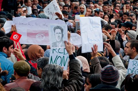 Journée du 19/01/2011 :; Manifestaition contre le RCD pour la démission des ministres de l'ancien régime sur l'avenue Habib Bourguiba à Tunis