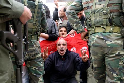 20 janvier : Manifestation du peuple devant le parti du RCD (Rassemblement Constitutionnel Démocratie) le parti unique de Ben Ali demandant la dissolution du gouvernement au pouvoir et du parti du RCD.