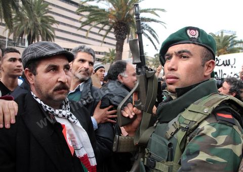20 janvier : Manifestation du peuple devant le parti du RCD (Rassemblement Constitutionnel Démocratie) le parti unique de Ben Ali demandant la dissolution du gouvernement au pouvoir et du parti du RCD.
