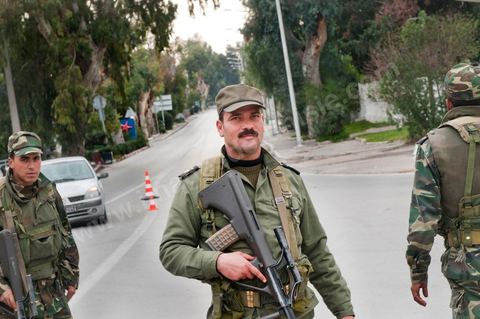Journée du 19/01/2011 : Journée du 19/01/2011 : Militaires autour du Palais Présidentiel de Carthage dans la banlieue nord de Tunis