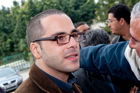 20 janvier : Arrivée de Slim Amamou au ministère de la Jeunesse et des Sports pour sa passation de pouvoir au poste de Secrétaire d'Etat à la Jeunesse et aux Sports. A peine sorti de prison où Ben Ali l'avait enfermé le 6 janvier puis libéré le 14 janvier, le militant bloggeur était accusé par l'ancien pouvoir d'avoir participé à l'opération internationale de hacking des sites gouvernementaux tunisiens, lancée par Anonymous.  Il est accueilli par les fonctionnaires du ministère qui lui remttent une pétition lui demandant de ne pas prendre son poste pour garder sa crédibilité envers la jeunesse tunisienne et de ne pas s'associer à ce gouvernement provisoire perçu cimme trop RCD. Slim Amamou passera une heure au ministère avant d'être raccompganer à sa 4L par les fonctionnaires. Commentaires de Slim Amamou sur son twitter après ces évenements : Slim Amamou a dit sur son twitter concernant ce qui s'est au ministère"je suis allé au Ministère de la Jeunesse pour la passation. il y avait une manif, pas de passation mais grande discussion avec les gens""les fonctionnaires de mon Ministère ne veulent pas du gouvernement, y compris moi et mon Ministre"